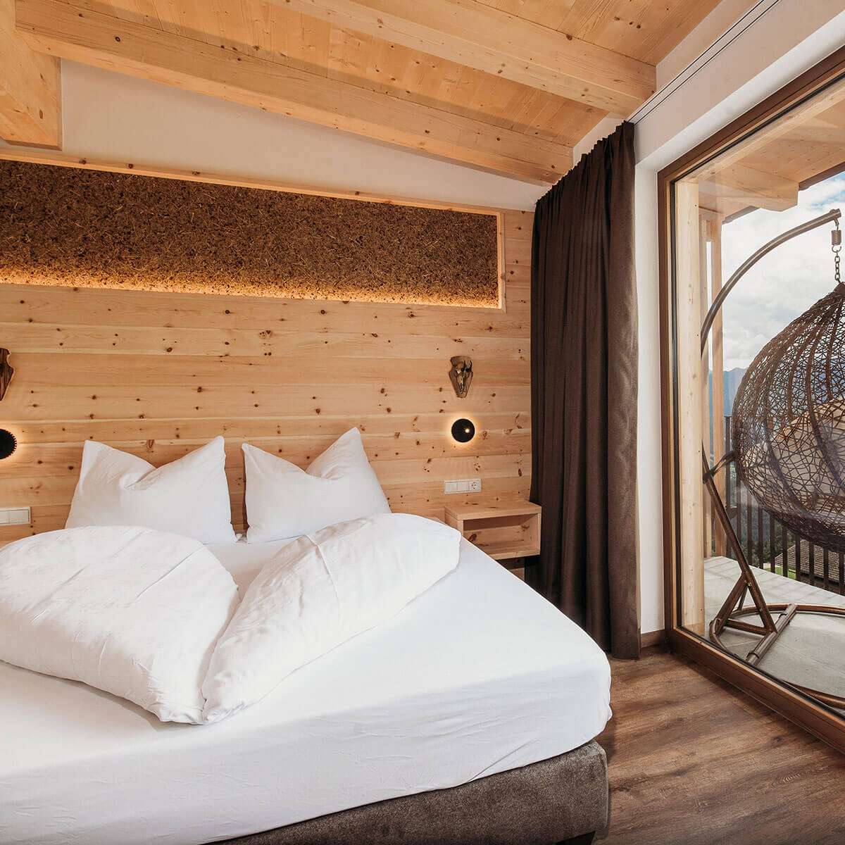 gemuetliche gaestezimmer mit massiver suedtiroler zirbenholzwand und balkon
