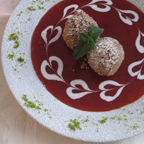 Topfenknödel auf Erdbeermark