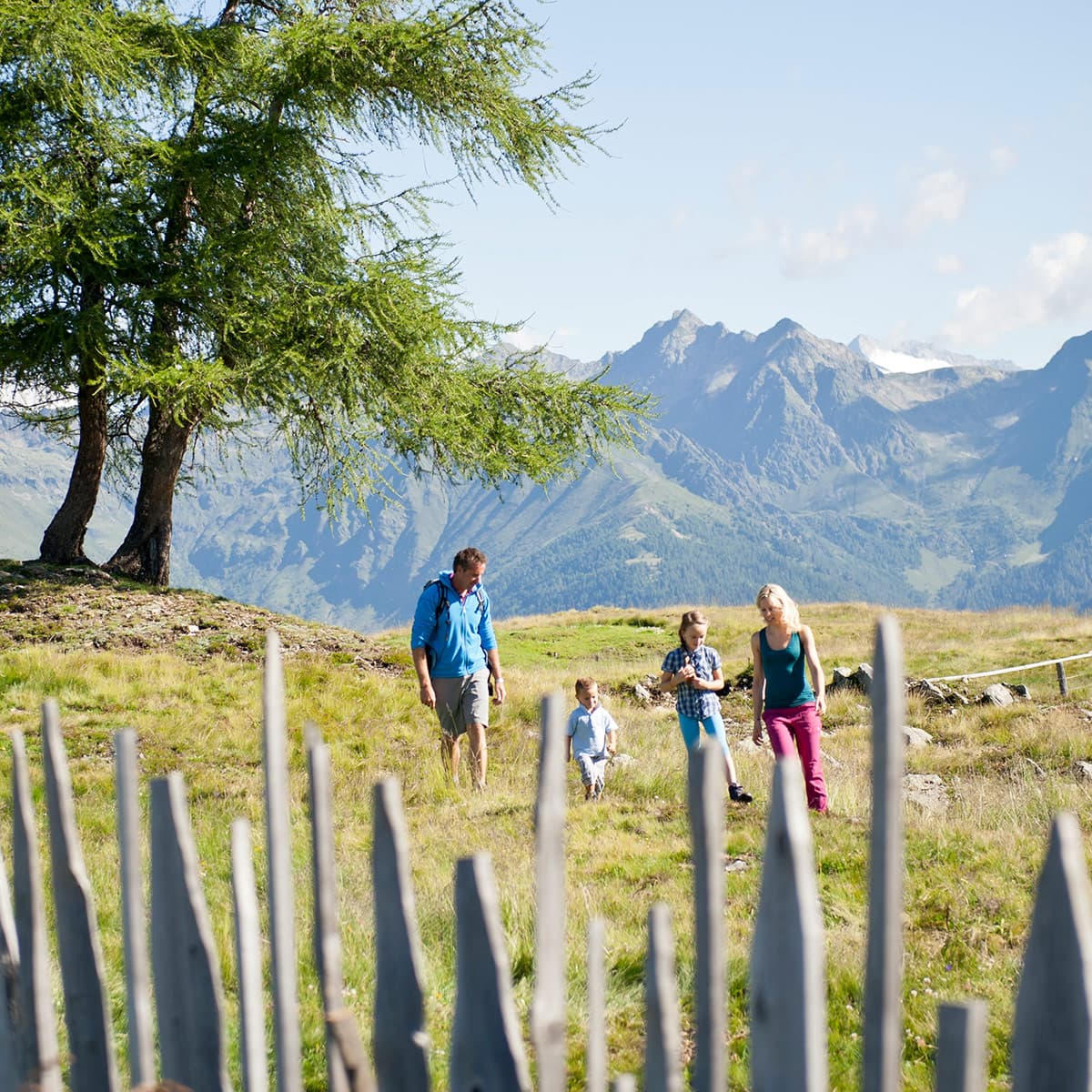 Wanderwege für Familien vor hochalpiner Südtiroler Bergkulisse